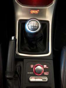 The SI-drive control knob right behind the shifter stick. (click to enlarge)