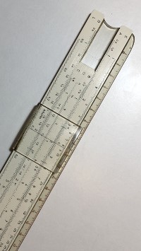 Picture of an old sliding rule calculator